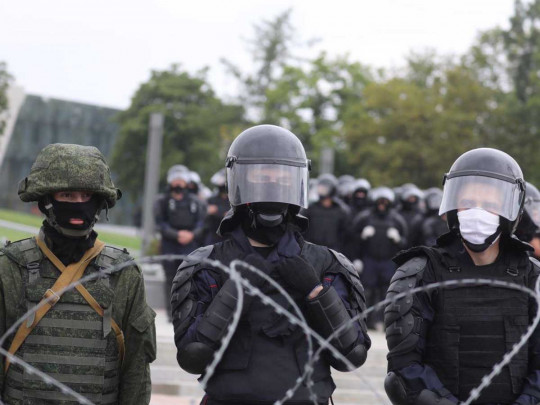 В Минске силовики выставили оцепление, чтобы остановить десятки тысяч протестующих (видео)