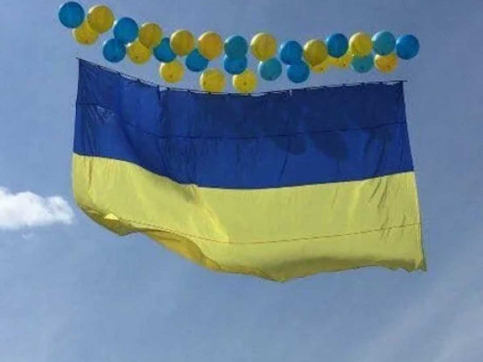Над Донецком запустили флаг Украины (видео)