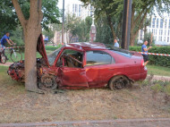 "Праздничное" ДТП в Киеве: от удара авто "улетело" в парк, в числе пострадавших — ребенок (эксклюзивные фото с места аварии)