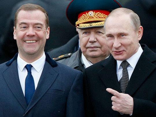 «О него можно публично вытирать ноги»: Медведева назвали возможным преемником Путина