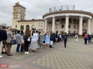 У станции метро «Вокзальная» в Киеве образовалась огромная очередь (фото)