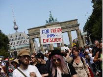В Берлине массово протестуют против карантина: начались задержания (видео)