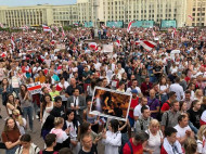 Тысячи людей вышли на акцию против Лукашенко: силовики начали задерживать протестующих (фото, видео)