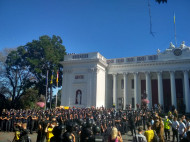 В центре Одессы напали на участников акции ЛГБТ- сообщества, есть пострадавшие (видео)