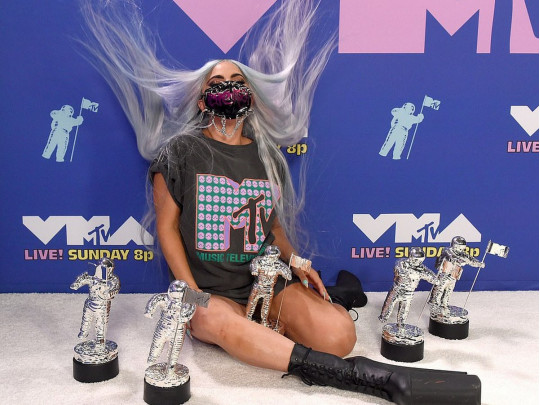 Леди Гага с пятью статуэтками MTV