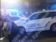 В центре Киева машина влетела в летнюю площадку кафе: видео последствий