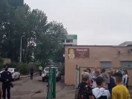 В Киеве на Троещине «заминировали» школу: видео с места ЧП 