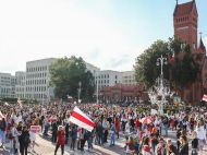 В Минске тысячи женщин вышли на марш протеста (фото, видео)