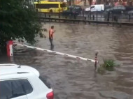 "Дождик прошел": в сеть выложили видео потопа в Киеве