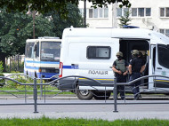 Луцкий террорист продолжает устраивать взрывы возле автобуса с заложниками