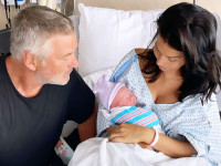 Алек и Хилария Болдуин с новорожденным