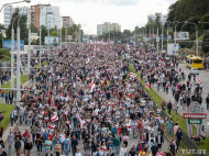 Протесты в Беларуси: силовики стреляют в воздух, используют водометы и спасаются бегством (фото, видео)