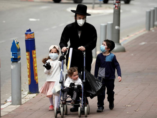 Еврейская семья на улице в масках
