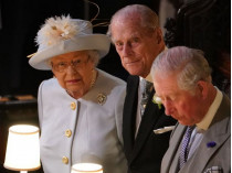 Королева Елизавета, принц Филипп и принц Чарльз на свадьбе принцессы Евгении