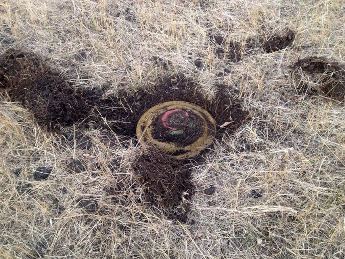 Разрыв мины. Подорвался на мине в Донбассе. Мина в поле.