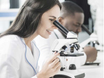Ученые с микроскопом