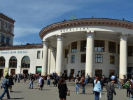 В Киеве переполох из-за подозрительного предмета возле станции метро: видео с места события