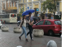 дождливая погода&nbsp;— люди под зонтиком