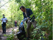 Дипломаты из 37 стран помогли очистить Киев от мусора (фото, видео)
