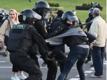 Силовики задерживают демонстранта в Минске