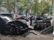 В Одессе лихач на Mercedes устроил масштабное ДТП: шесть авто – всмятку