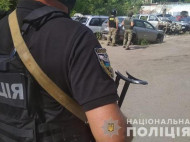 В Полтаве мужчина угрожает полицейским взорвать гранату: появилось первое видео происшествия