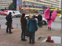 Девушка с розовыми крыльями «разукрасила» пасмурный Киев