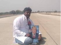 Бусса Кришна с портретом Трампа 