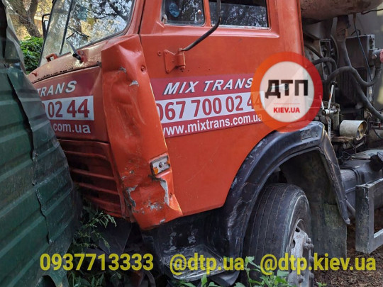 Отказали тормоза: в Киеве «взбесившаяся» бетономешалка смяла пять авто на своем пути