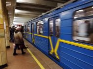 "Что такое каннабис от "Слуги народа": танцующая в киевском метро полуголая пассажирка развеселила сеть