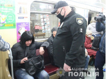 «Без маски? На выход!»: полиция устроила массовые проверки пассажиров в харьковском метро