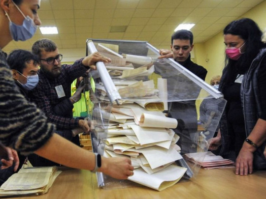 Бюллетени вынимают из урны на избирательном участке