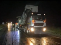 «Асфальт кладут прямо в лужи»: сеть возмутило халтурное строительство дороги в Прикарпатье