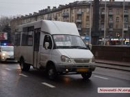 В Николаеве полицейские бесцеремонно вытолкали из маршрутки пассажира без маски: опубликовано видео