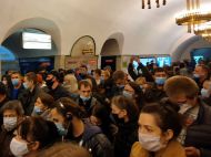 Скоро будем в красной зоне: в сети показали столпотворение в киевском метро из-за "минирования" станции