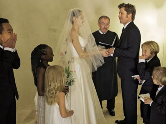 Фото со свадьбы Анджелины Джоли и Брэда Питта с судьей Одеркирком