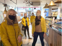 Четыре женщины в желтых куртках