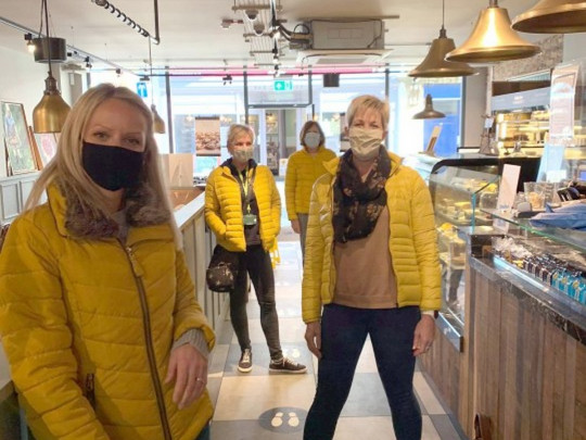 Четыре женщины в желтых куртках
