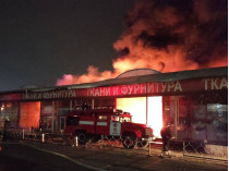 В Харькове сильнейший пожар уничтожил магазины на рынке «Барабашово»