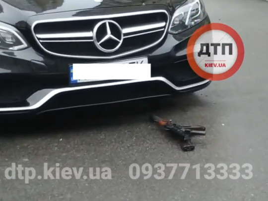 В Киеве неизвестные из автомата показательно расстреляли авто
