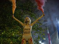 Голой грудью против запретов: активистка Femen обнажилась перед посольством Польши