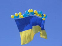 Военные подняли над Луганском огромный флаг Украины
