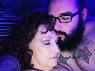 Познакомившиеся на кладбище 23-летний парень и его 76-летняя жена начали зарабатывать на порно