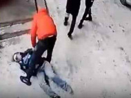 Дикое групповое избиение женщины-таксиста попало на видео