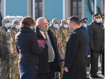 Зеленский вручил Звезду Героя Украины отцу погибшего в 2014 году военного