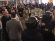 На первой сессии райсовета в Сумах депутаты устроили драку из-за выборов председателя и его зама 