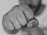 Уволили представителя украинского омбудсмена, побившего охранника