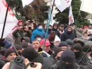 На Майдане случилась потасовка с протестующими, полиция применила газ