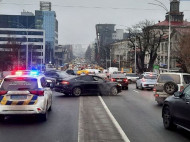 ЧП на Шулявском мосту: момент падения столбов на автомобили попал на видео