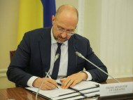 Фотограф подловил Шмыгаля за неприличным жестом